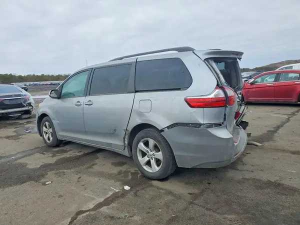 5TDKZ3DC9HS802947 2017 TOYOTA SIENNA - Image 2