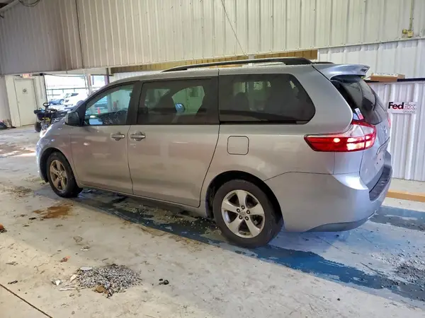 5TDKZ3DC9HS805587 2017 TOYOTA SIENNA - Image 2