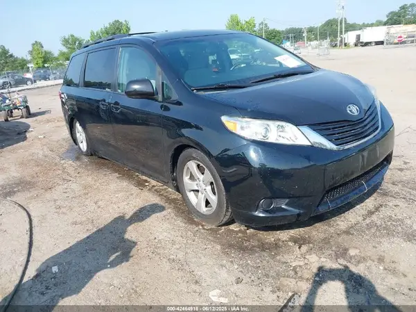 5TDKZ3DC9HS806206 2017 TOYOTA SIENNA - Image 1