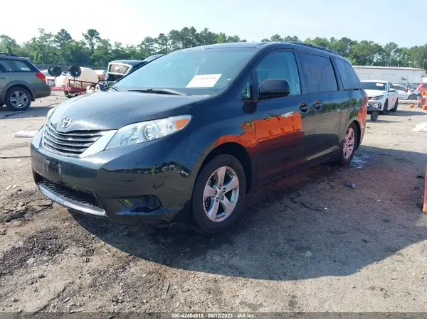 5TDKZ3DC9HS806206 2017 TOYOTA SIENNA - Image 2