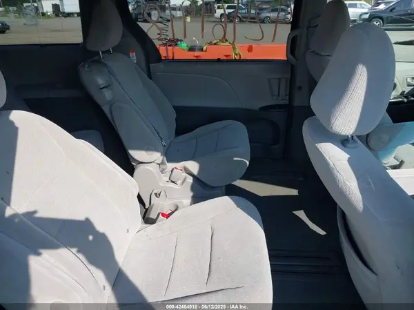 5TDKZ3DC9HS806206 2017 TOYOTA SIENNA - Image 8