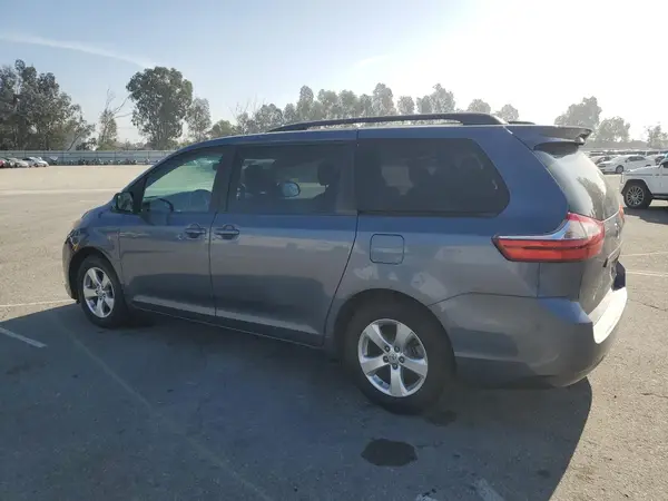 5TDKZ3DC9HS808246 2017 TOYOTA SIENNA - Image 2