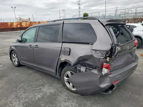 5TDKZ3DC9HS811227 2017 TOYOTA SIENNA - Image 2