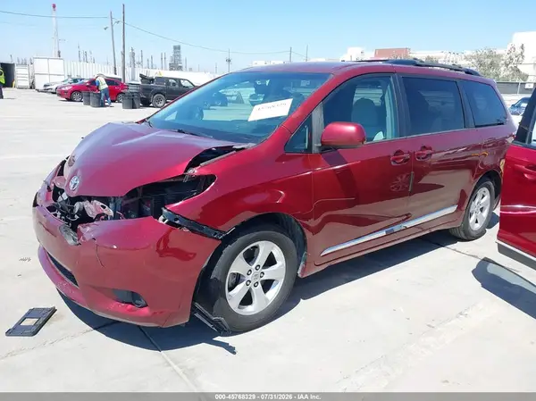 5TDKZ3DC9HS817481 2017 TOYOTA SIENNA - Image 2