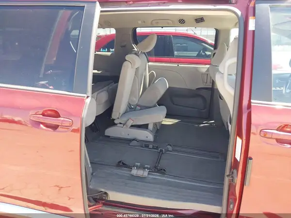 5TDKZ3DC9HS817481 2017 TOYOTA SIENNA - Image 8