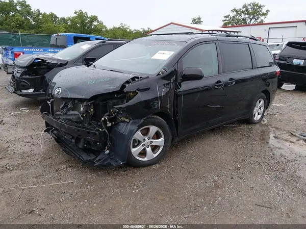 5TDKZ3DC9HS820316 2017 TOYOTA SIENNA - Image 2