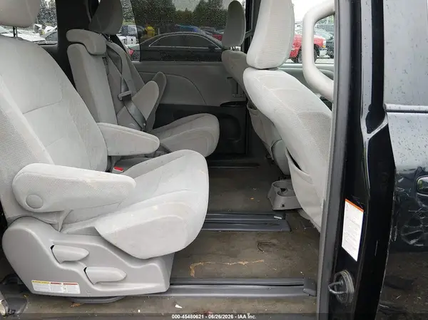 5TDKZ3DC9HS820316 2017 TOYOTA SIENNA - Image 8