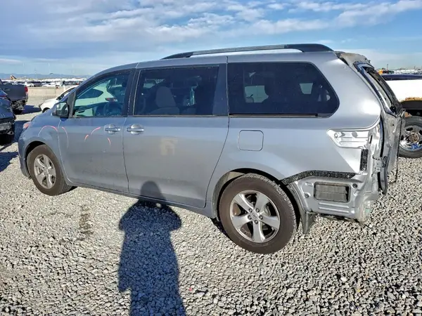 5TDKZ3DC9HS822227 2017 TOYOTA SIENNA - Image 2