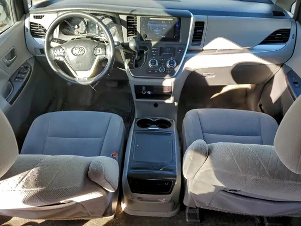 5TDKZ3DC9HS822227 2017 TOYOTA SIENNA - Image 8