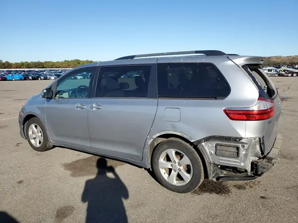 5TDKZ3DC9HS823829 2017 TOYOTA SIENNA - Image 2