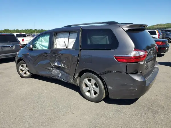 5TDKZ3DC9HS824849 2017 TOYOTA SIENNA - Image 2