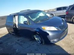 5TDKZ3DC9HS825063 2017 TOYOTA SIENNA