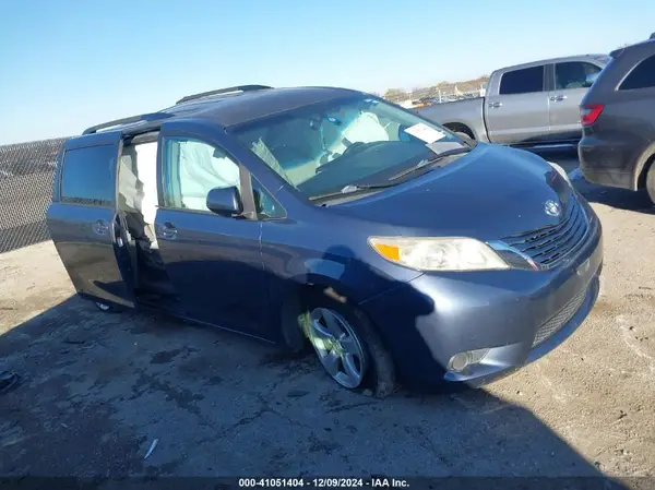 5TDKZ3DC9HS825063 2017 TOYOTA SIENNA - Image 1