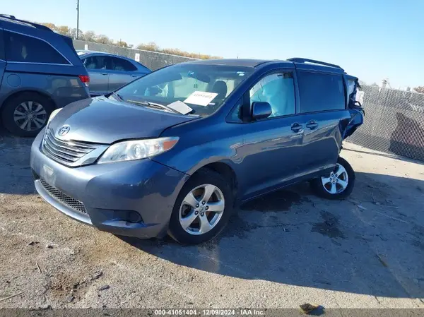 5TDKZ3DC9HS825063 2017 TOYOTA SIENNA - Image 2