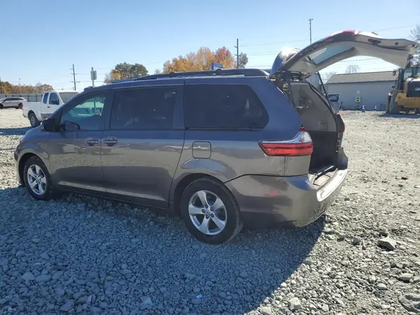 5TDKZ3DC9HS829968 2017 TOYOTA SIENNA - Image 2