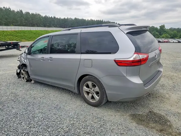 5TDKZ3DC9HS831798 2017 TOYOTA SIENNA - Image 2