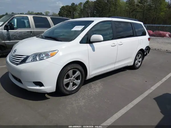 5TDKZ3DC9HS835124 2017 TOYOTA SIENNA - Image 2