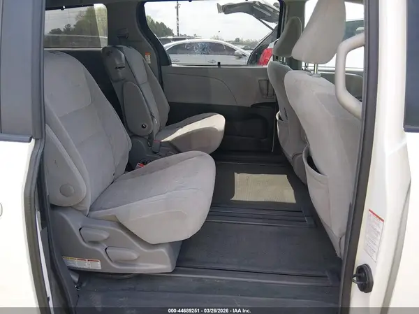 5TDKZ3DC9HS835124 2017 TOYOTA SIENNA - Image 8