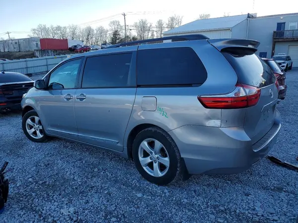 5TDKZ3DC9HS839593 2017 TOYOTA SIENNA - Image 2