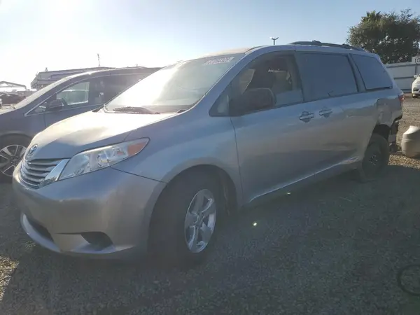 5TDKZ3DC9HS841120 2017 TOYOTA SIENNA - Image 1
