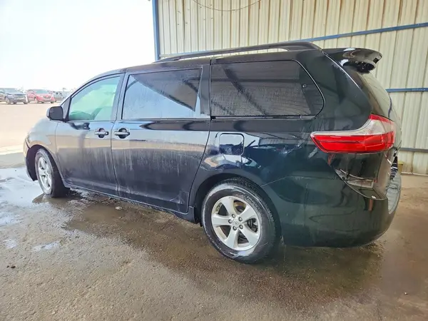 5TDKZ3DC9HS844468 2017 TOYOTA SIENNA - Image 2