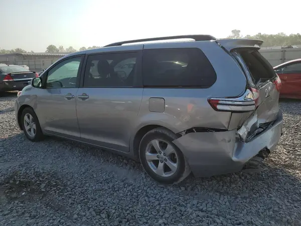 5TDKZ3DC9HS845930 2017 TOYOTA SIENNA - Image 2