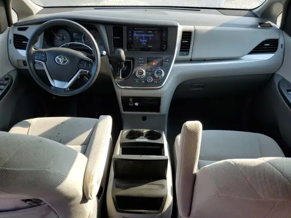 5TDKZ3DC9HS845930 2017 TOYOTA SIENNA - Image 8