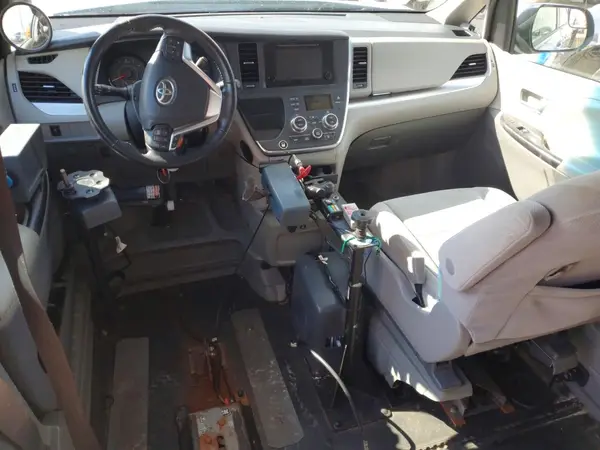 5TDKZ3DC9HS846558 2017 TOYOTA SIENNA - Image 8
