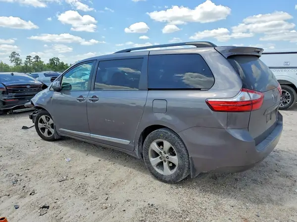 5TDKZ3DC9HS847340 2017 TOYOTA SIENNA - Image 2