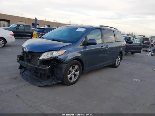 5TDKZ3DC9HS848715 2017 TOYOTA SIENNA - Image 2