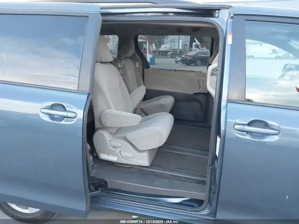 5TDKZ3DC9HS848715 2017 TOYOTA SIENNA - Image 8