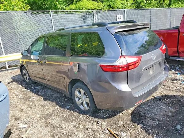 5TDKZ3DC9HS851310 2017 TOYOTA SIENNA - Image 2