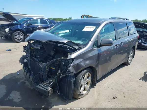 5TDKZ3DC9HS852733 2017 TOYOTA SIENNA - Image 2