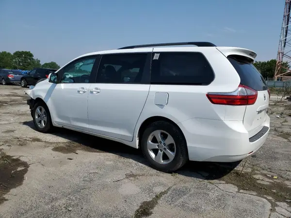 5TDKZ3DC9HS855602 2017 TOYOTA SIENNA - Image 2