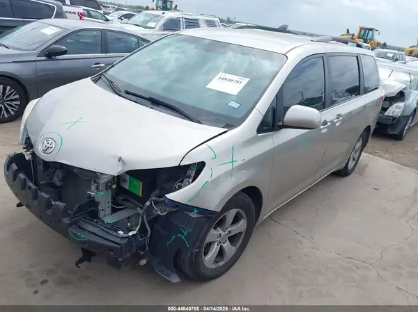 5TDKZ3DC9HS857561 2017 TOYOTA SIENNA - Image 2