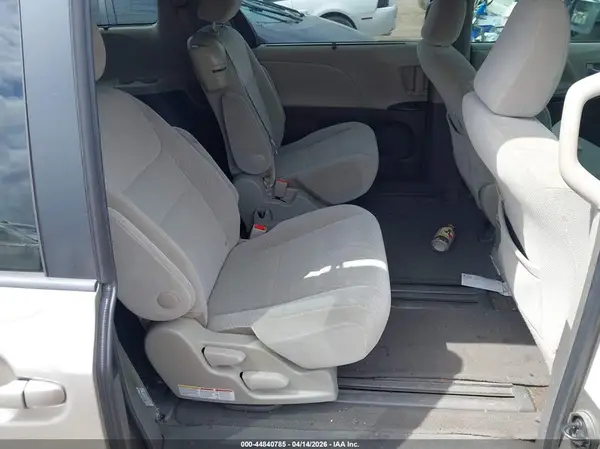 5TDKZ3DC9HS857561 2017 TOYOTA SIENNA - Image 8