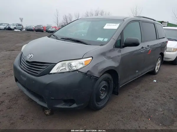 5TDKZ3DC9HS858810 2017 TOYOTA SIENNA - Image 2