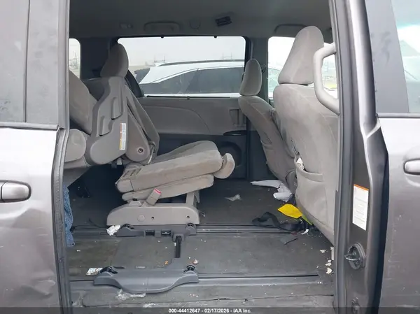 5TDKZ3DC9HS858810 2017 TOYOTA SIENNA - Image 8