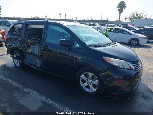 5TDKZ3DC9HS859522 2017 TOYOTA SIENNA - Image 1