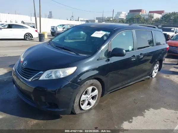 5TDKZ3DC9HS859522 2017 TOYOTA SIENNA - Image 2