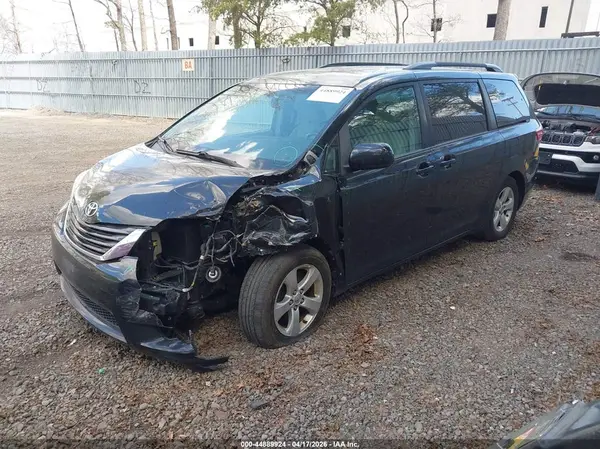 5TDKZ3DC9HS862565 2017 TOYOTA SIENNA - Image 2