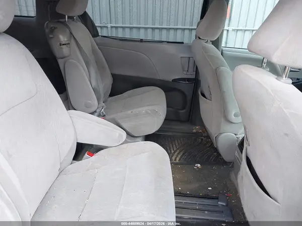5TDKZ3DC9HS862565 2017 TOYOTA SIENNA - Image 8