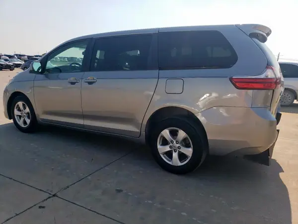 5TDKZ3DC9HS865658 2017 TOYOTA SIENNA - Image 2