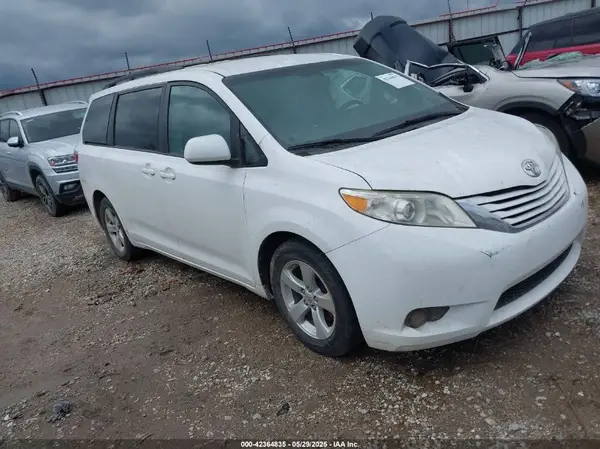 5TDKZ3DC9HS870293 2017 TOYOTA SIENNA - Image 1
