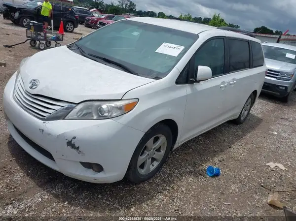 5TDKZ3DC9HS870293 2017 TOYOTA SIENNA - Image 2
