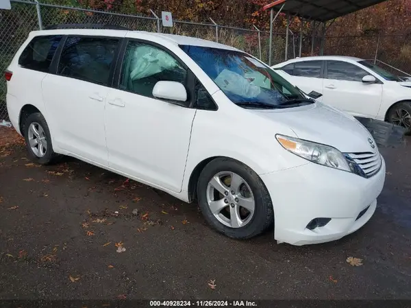 5TDKZ3DC9HS875204 2017 TOYOTA SIENNA - Image 1