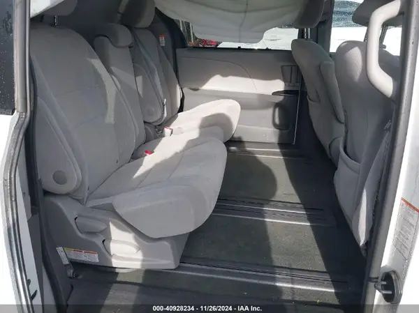5TDKZ3DC9HS875204 2017 TOYOTA SIENNA - Image 8