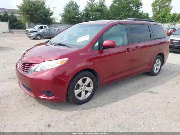 5TDKZ3DC9HS876692 2017 TOYOTA SIENNA - Image 2
