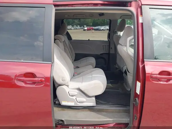 5TDKZ3DC9HS876692 2017 TOYOTA SIENNA - Image 8