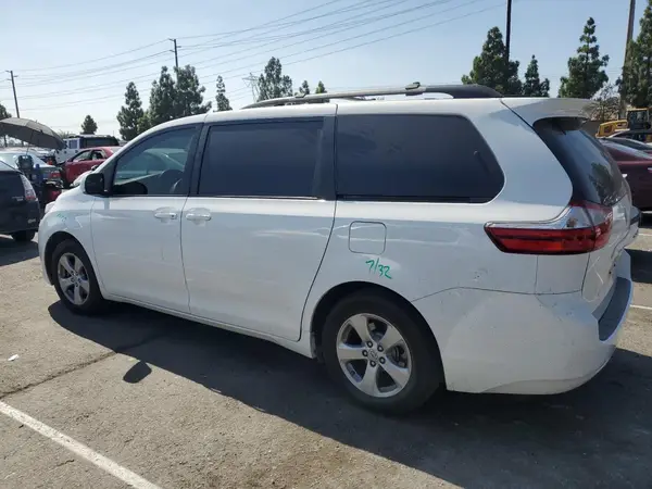 5TDKZ3DC9HS877101 2017 TOYOTA SIENNA - Image 2
